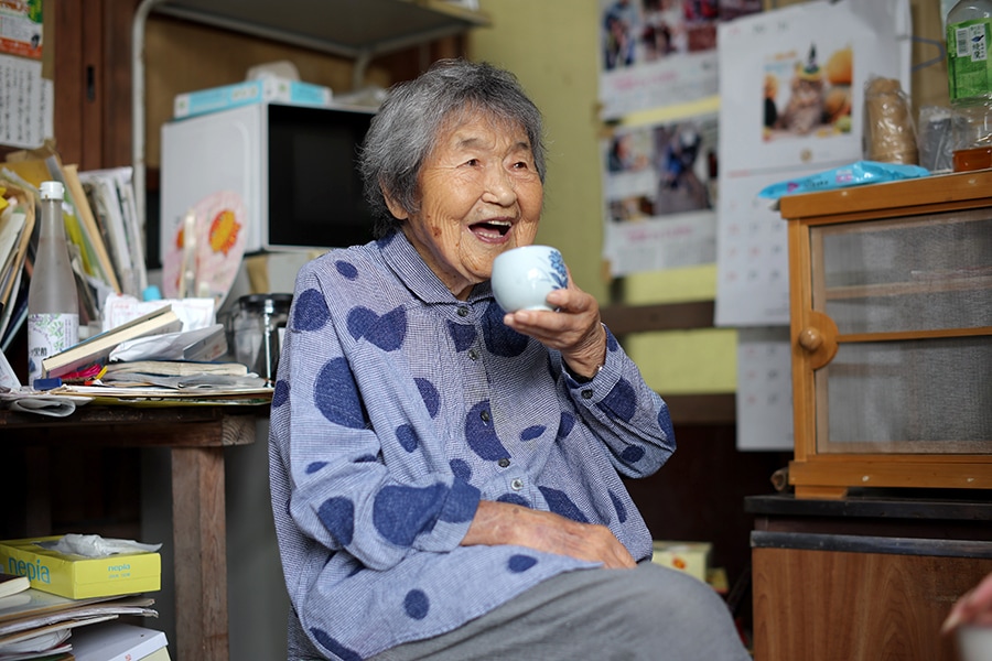 哲代さん家の土間に今日もご近所さんが集まります。