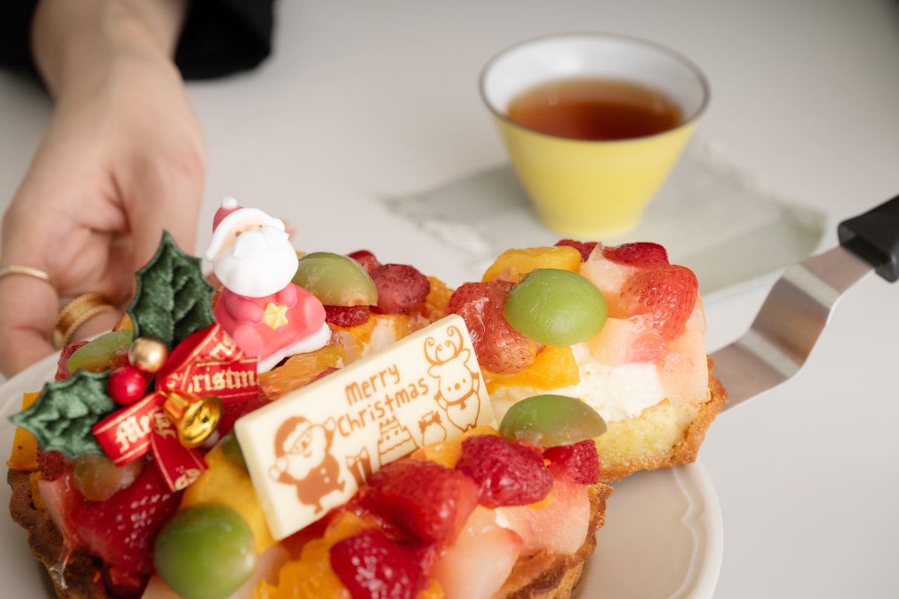 グリーンのフルーツは若桃。梅の実のような食感。