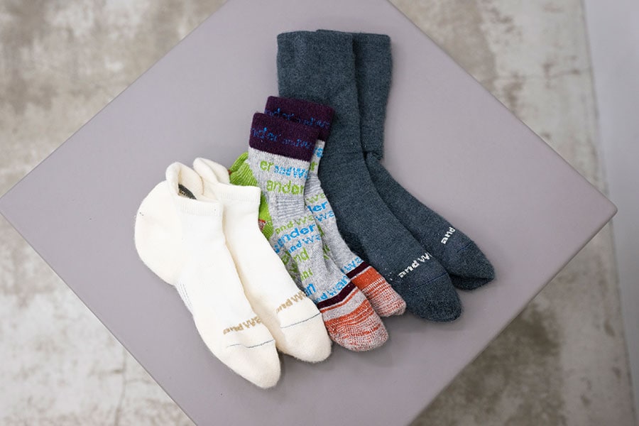 (左)wool short socks 3,080円、(中央)参考商品、(右)wool socks 4,180円／and wander(アンドワンダー)