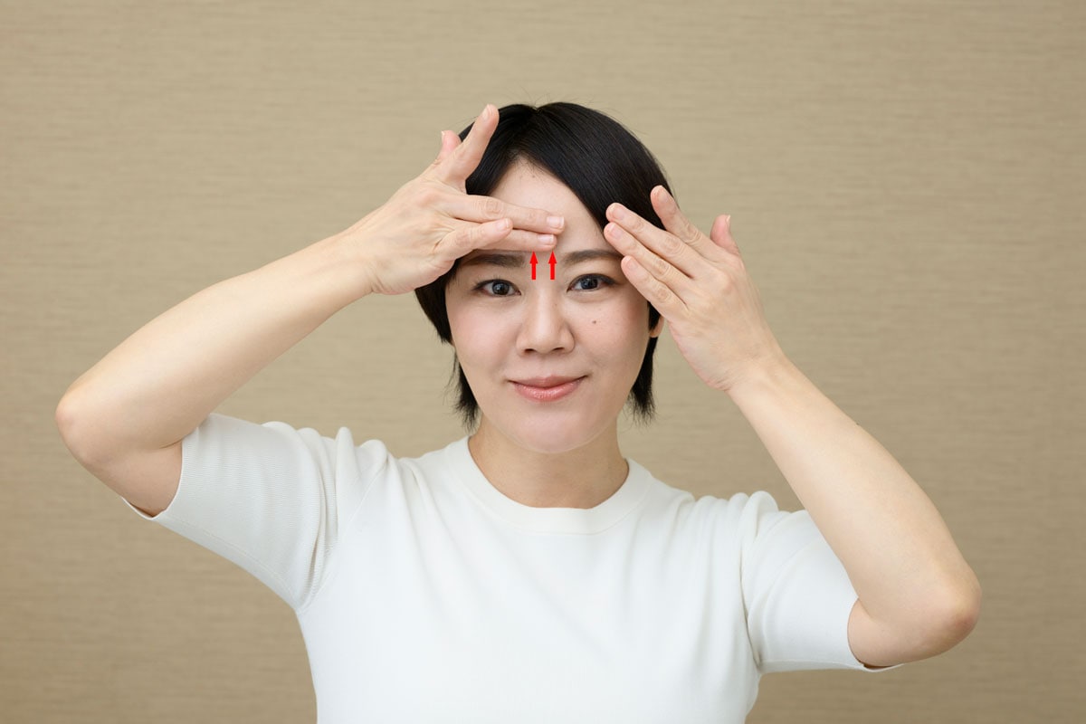 固まった筋肉をほぐして、鼻をシャープにする土台をつくる。