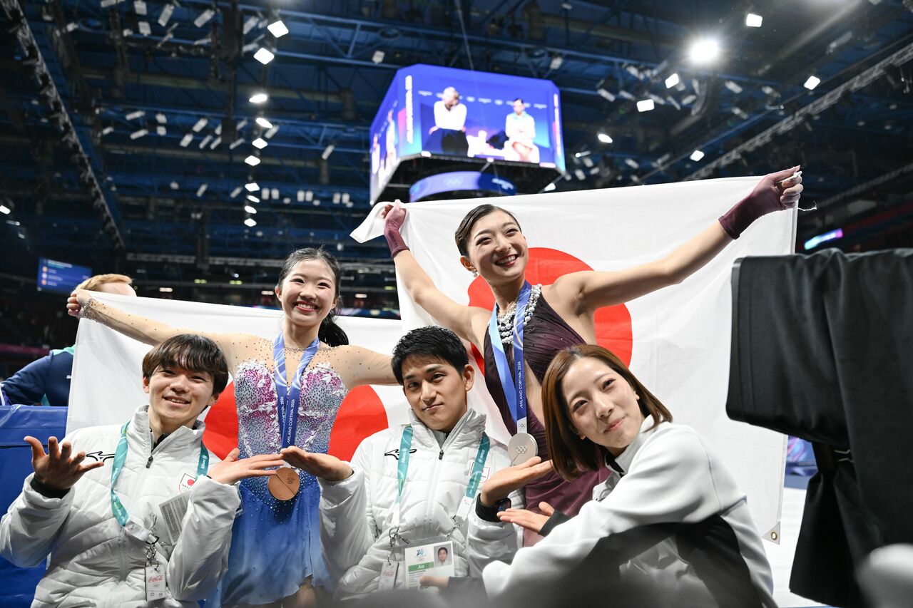 左から鍵山優真、中井亜美、木原龍一、坂本花織、三浦璃来の各選手　©JMPA