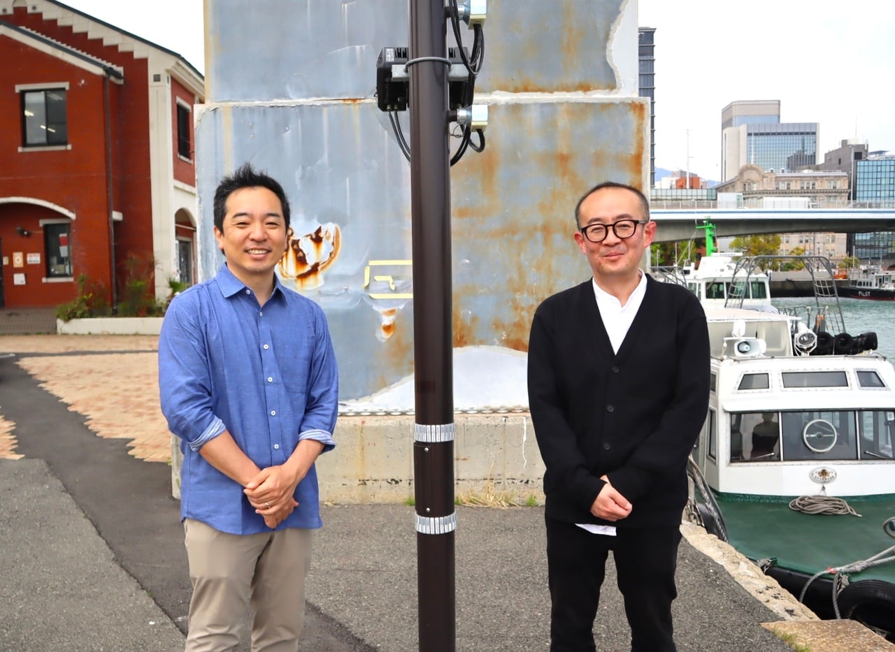 堀之内礼二郎氏(左)と安達もじり氏。
