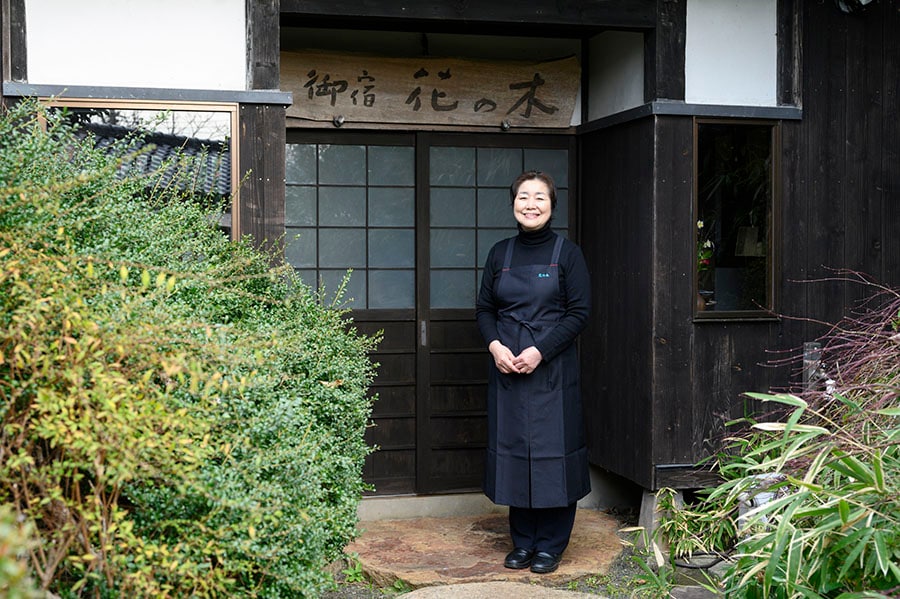 温もりに満ちた美食の宿。女将兼料理人の渡辺明子さんの丁寧な心遣いがリピーターを引きつけます。