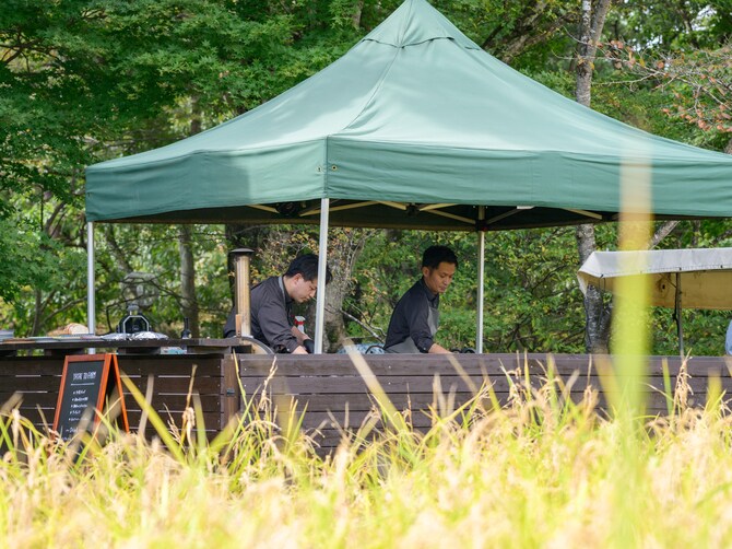 テーブルのすぐ近くに「屋台」を設営。レストランのスタッフが調理してくれる。