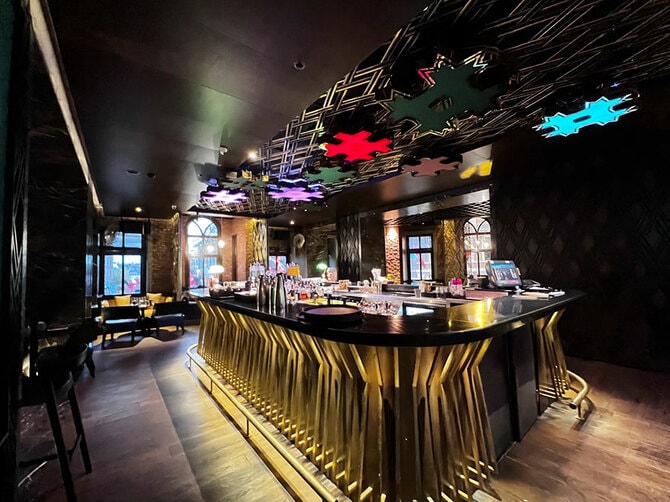 スタイリッシュなバーカウンター。夜にはDJも入る。