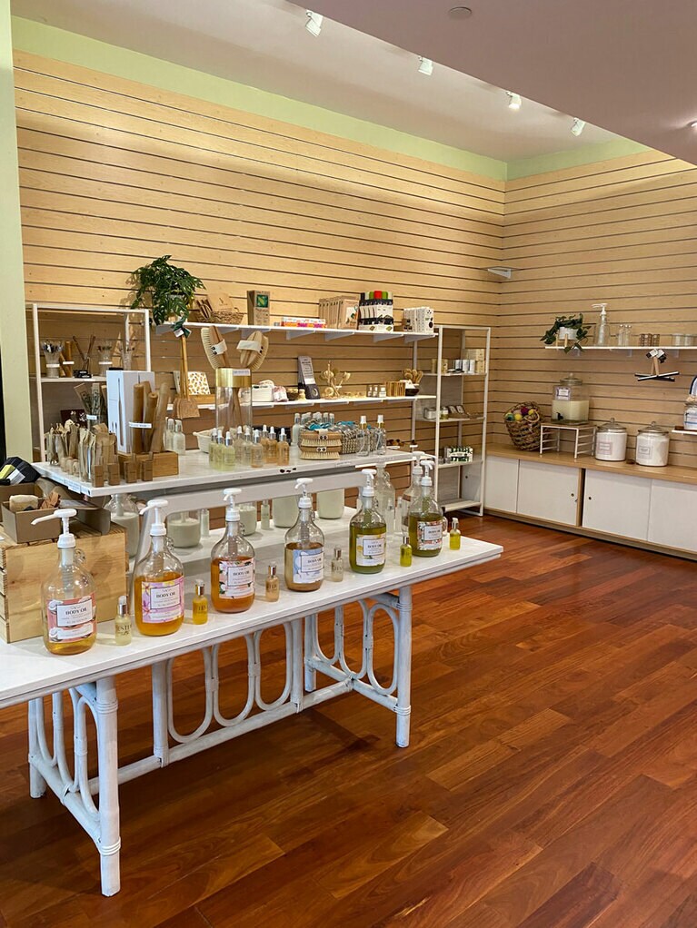 ボデイオイルステーションの奥には、竹製品のカトラリーなども。