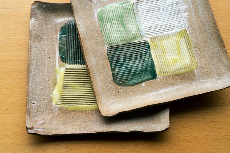 「喜楽窯」の作品。4色のバランスと刷毛の塗り具合に味があるプレート 各1,320円。