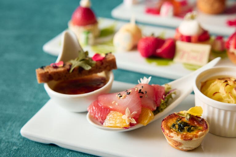 全7種類のセイボリーには、フォワグラやトリュフなどの豪華食材を使用したメニューも並ぶ。