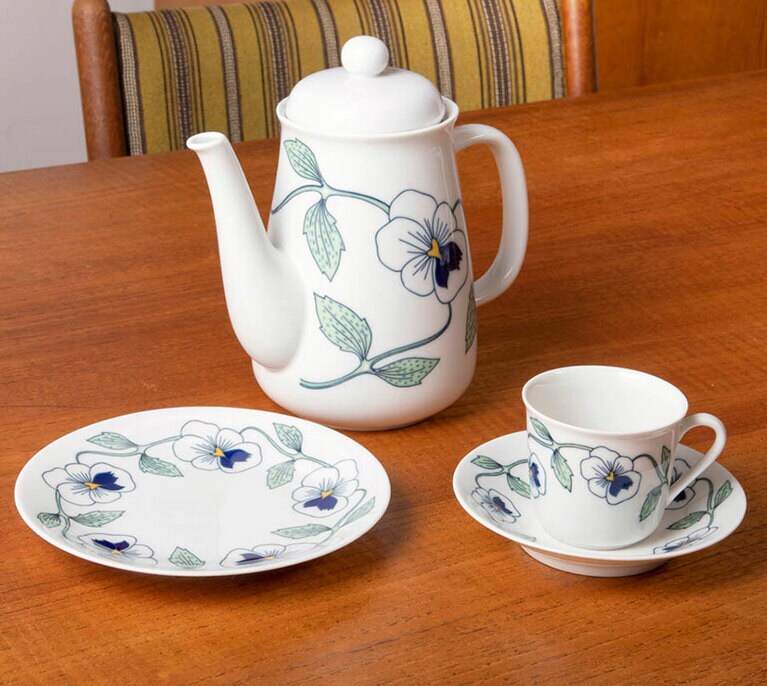 スウェーデンの陶磁器ブランド「ロールストランド」の食器。左から、ケーキプレート 3,960円、コーヒーポット 22,000円、コーヒーカップ&ソーサー 7,040円。