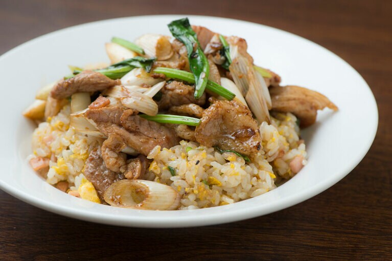 「肉多多炒飯(肉盛りチャーハン)」 900円。こちらもニンニクがバッチリ効いている。