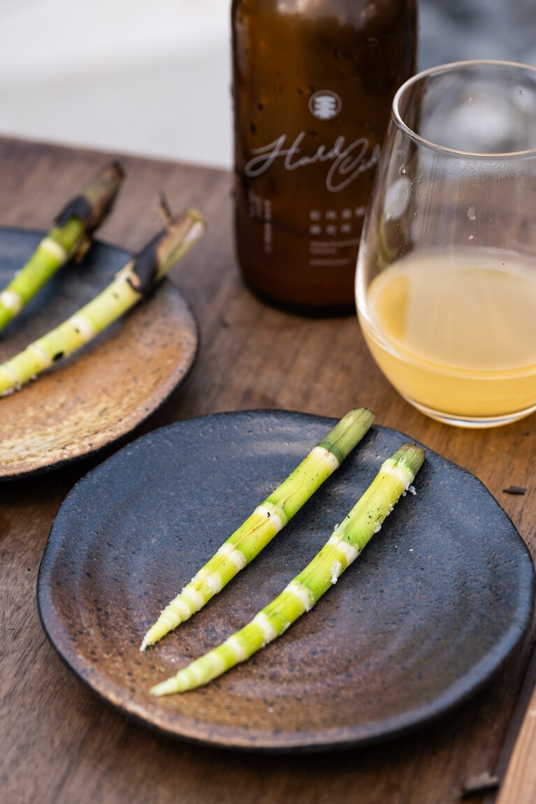 キッチンツアー後は、ねまがりだけの炭火焼きと「松本十帖」で展開する信州発酵研究所のクラフトシードル「ふじ」で乾杯。