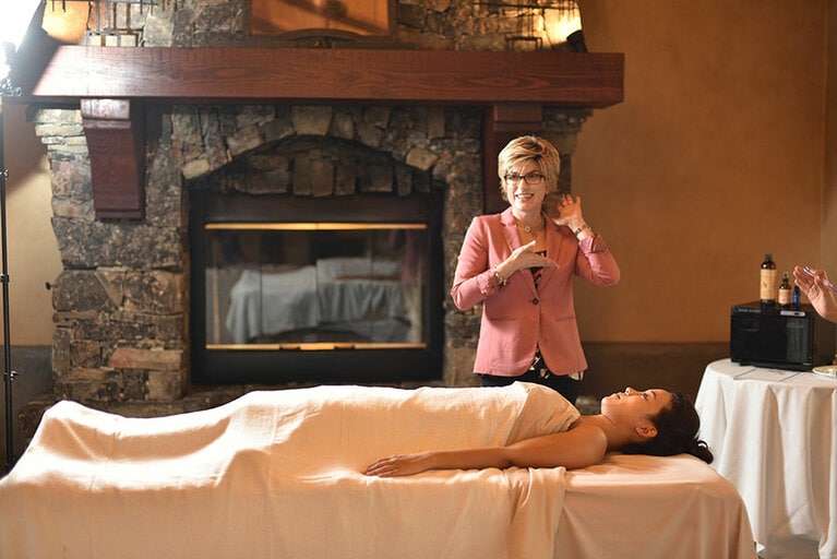 栄養価のプレゼンをしてくれたミュリエルさんがモデルとなって、エイミーさんが手作りコスメの使い方を実演。