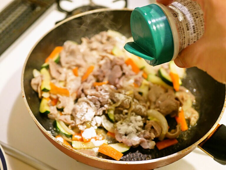 炒めたところに直接パウダーをふりかけ、数回振り合えればもう……とろりん。