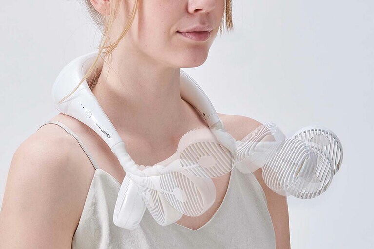本体には3つのファンを搭載。本体を首にかけて電源スイッチを押せば、3つのファンが回転し、顔周りと首筋に心地よい風を届けてくれます。