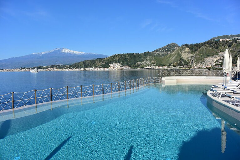 イオニア海の向こうにエトナ山。緩やかに広がる裾野が優美なたたずまい。