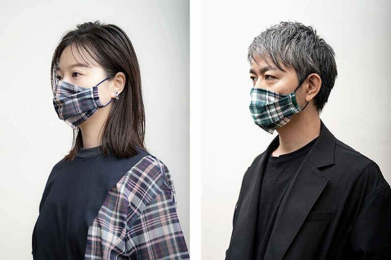 ［EZUMi］左はMサイズ(横幅21cm)、右はLサイズ(横幅23cm)を着用。2サイズあるのも嬉しいかぎり。