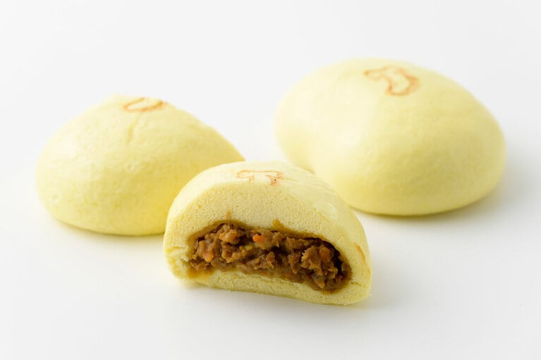 熱っついよ！東京ばな奈カレーまんチルドお土産タイプ 860円（2個入り）。