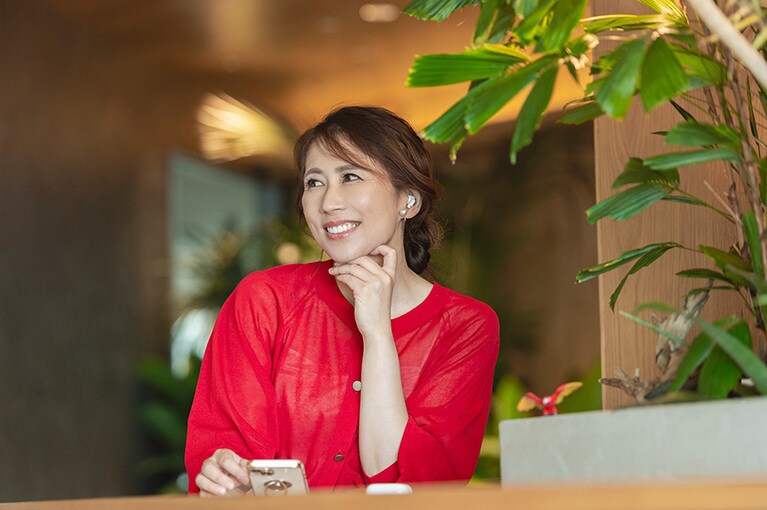 「両手が空くから家事をしながらでも楽しめる」と堀井美香さん。