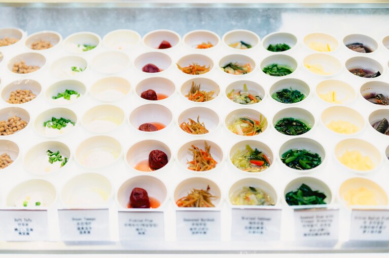 小鉢コーナーは和食の小さなおかずが中心。胃が疲れたときにうれしい。