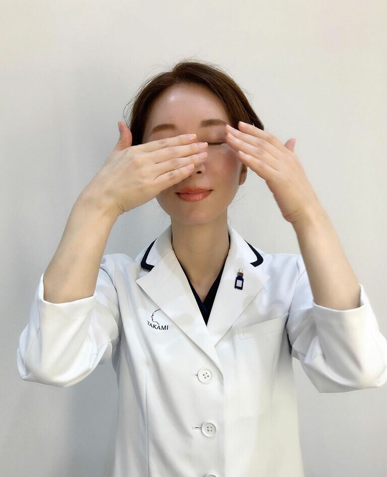 鼻は両手を順番に、下に向かわせる。