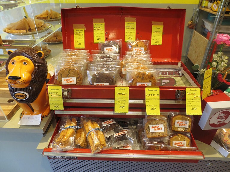 袋詰めしたクッキーが並んでいるのは、工具ボックス。ヨコに置かれたライオンの口を開けるお楽しみも。