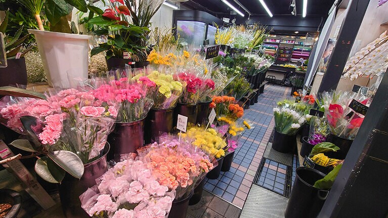 切り花から丈の長い枝物まで豊富な品揃え。