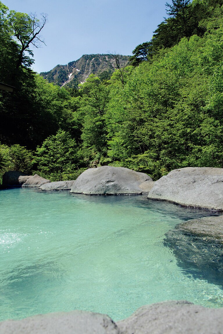 毎分300リットルも噴出するという「兵次郎の湯」は無色透明の単純硫黄泉で、24時間利用可。