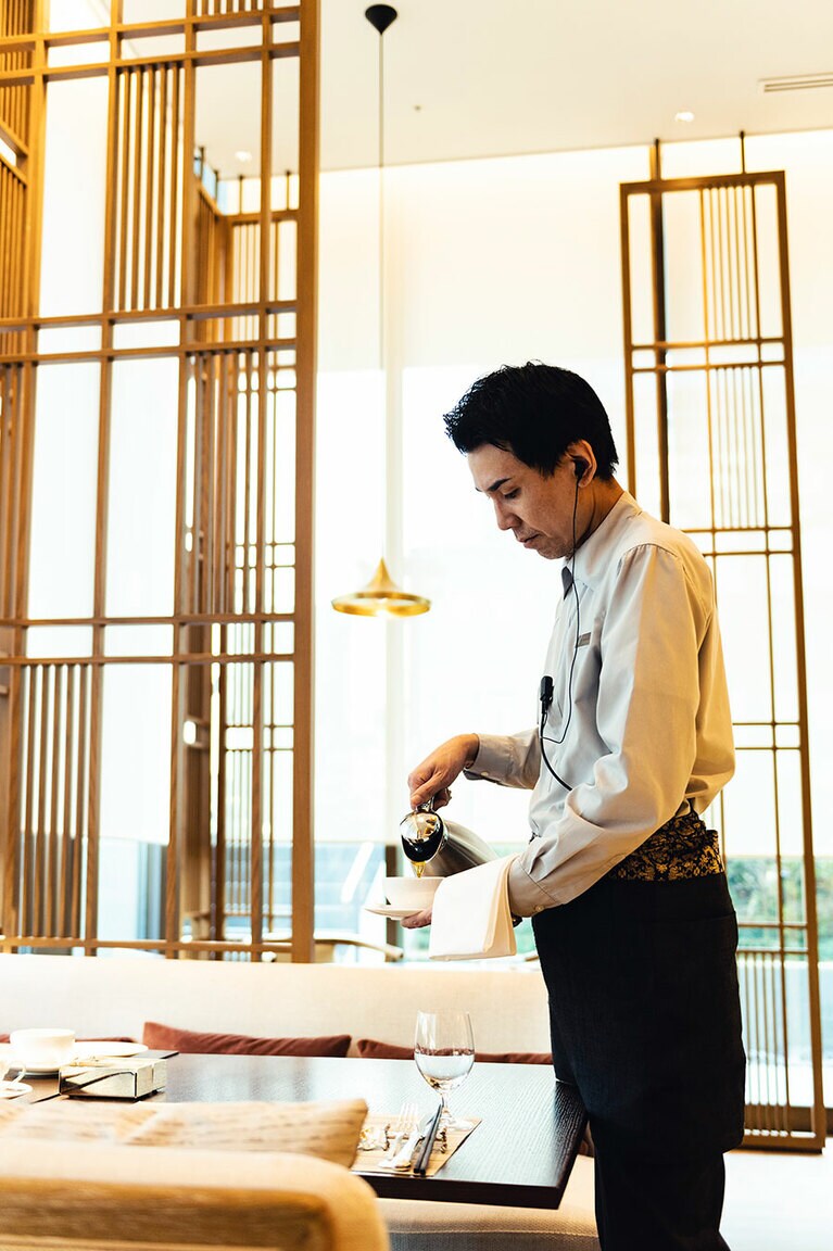 淹れたての香り高いコーヒーで体を目覚めさせる。