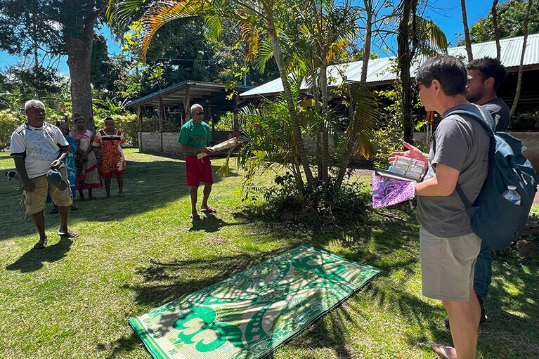 村を訪問する際、まずは酋長にご挨拶。