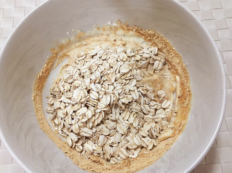2に、きなことオートミールを入れる。