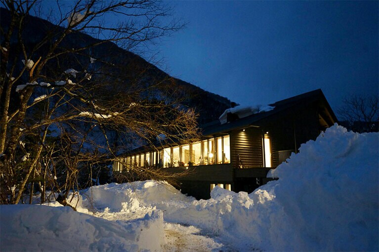 宿泊コテージ側からみたメイン棟。もうすぐディナーが始まる。