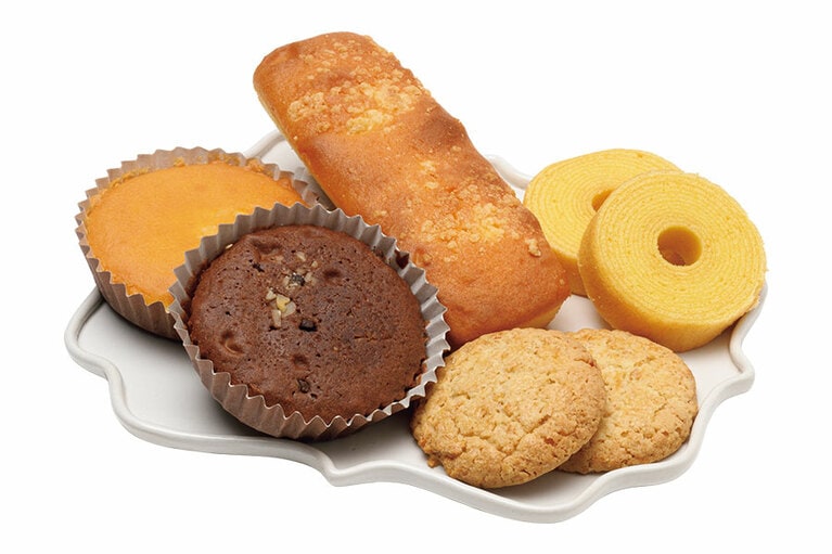 有精卵たっぷり お菓子詰合せ［オートミールクッキー×3枚、チーズスティック×2個、ミニバームクーヘン7個入×1袋、マドレーヌ（プレーン・チョコ）×各1個］3,000円～／アイプレゼンツ