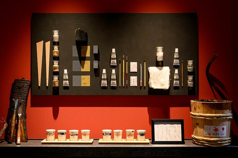 金継ぎに使う金粉、漆、パテの役割をする砥之粉、筆などの道具もわかりやすく展示。