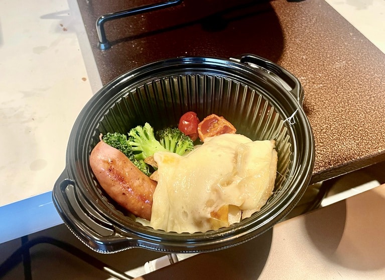 「とろけるラクレットチーズと冬野菜&ソーセージのグリル」1,800円。