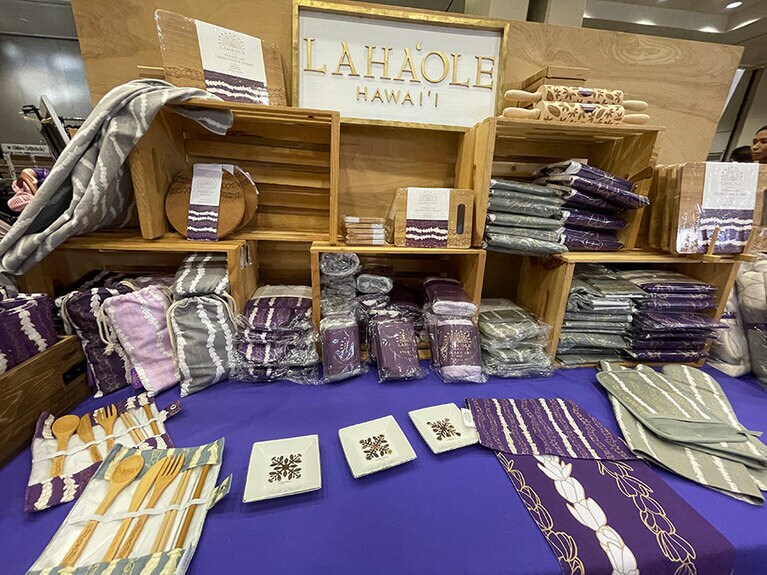 「ラハオレ・デザインズ」のレイをモチーフにしたポーチや、キッチン用品など。