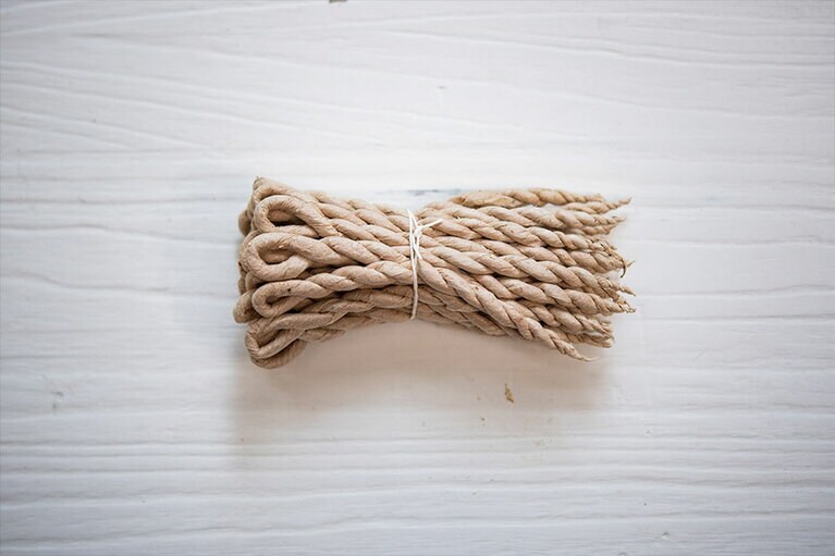 インセンスロープ 長さ10cm 1,400円／PAPIER LABO.