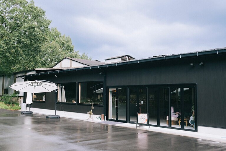 併設のカフェ「Cafe MUGENAN＋」。倉庫をリノベしたモダンなつくり。