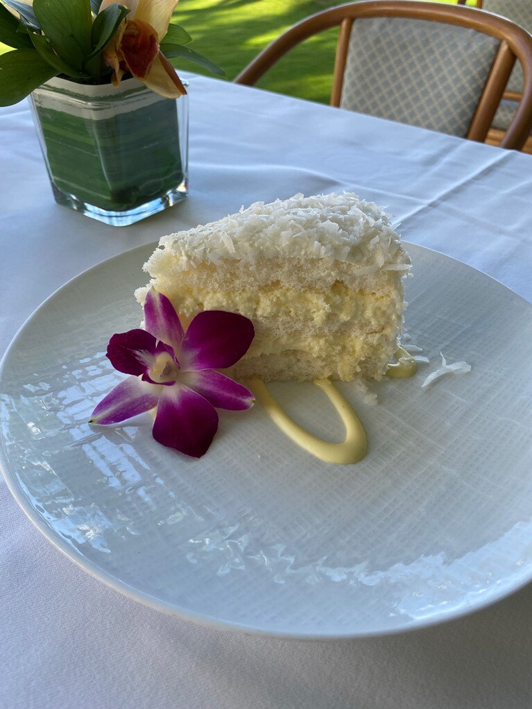 こっちも再会に涙。Halekulani Signature Coconut Cake 12ドル。