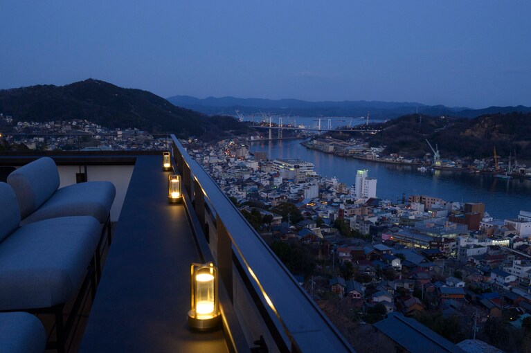 ルーフトップバーからの眺めは尾道倶楽部の中でも屈指。