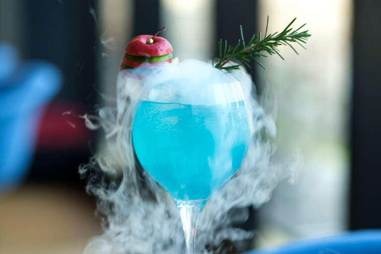 新登場のシグネチャーカクテル「POM DE MER」。2,800円