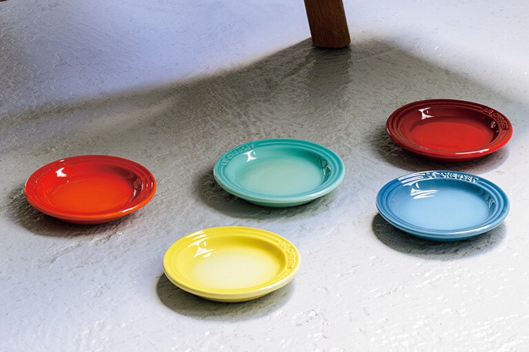 ミニ・ラウンド・プレート（5枚入り）レインボー φ12cm 7,260円／ル・クルーゼ ジャポン