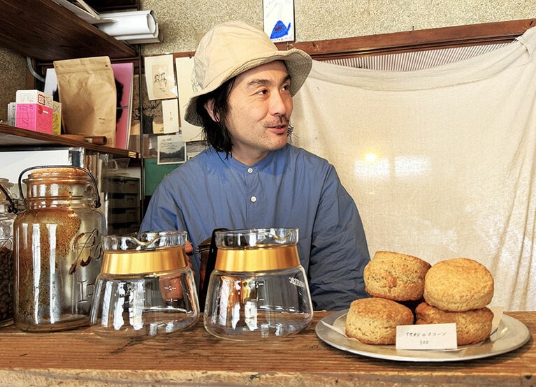 店主の佐野さん。地粉と高知の塩で作るスコーンは1個300円。