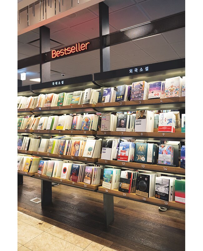 各ジャンルのベストセラーがずらり。今はSF小説が注目されているよう。