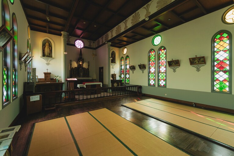 【島根県の春の絶景より】美しいステンドグラスに畳敷きで、和洋文化の融合が津和野を象徴する「津和野カトリック教会」。（撮影：佐藤 亘）