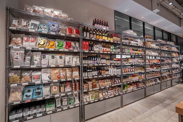 和食材コーナーには、全国のつくり手による逸品が並びます。写真＝DEAN & DELUCA