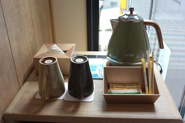 クリーム色にマッチしたカラーリングの小物類。