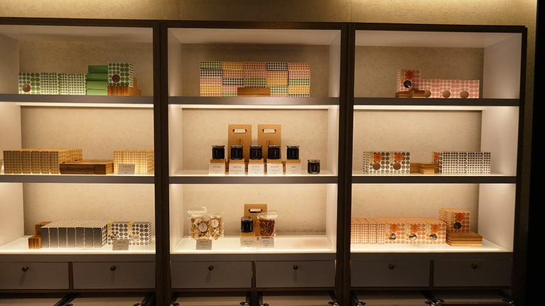 お菓子のほか、調味料なども販売。