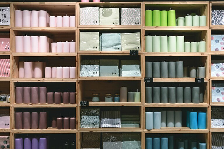 グラデーションカラーのキャンドル(大) 各288円、(小) 各146円、ペーパーナプキン 各151円。