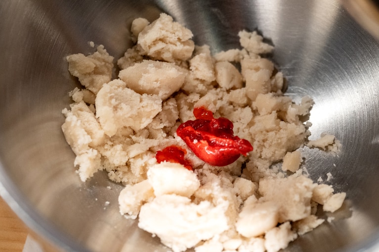 白餡にいちごを混ぜる。