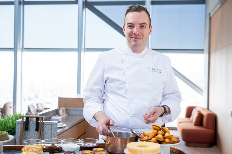 焼き菓子のトロリーとペリネシェフ。